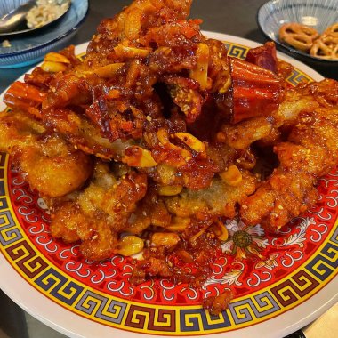 Kızarmış kalamar ve sarımsak.