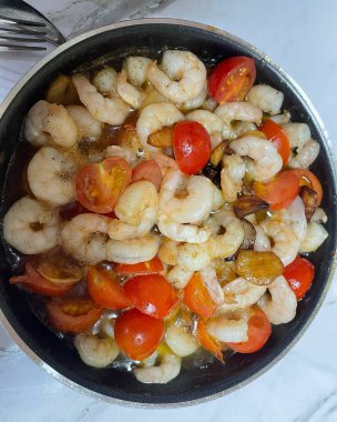 Domatesli kızarmış karides.