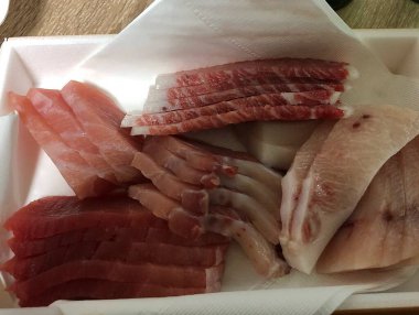 Sebze ve baharatlı çiğ somon.