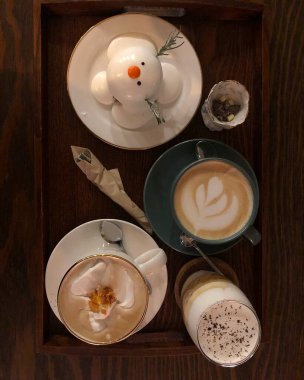 Latte art ahşap masa tarih ile kahve fincanı