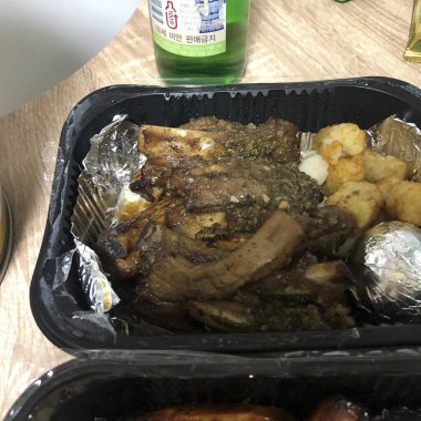 Beyaz arka planda sebzeli ve baharatlı ızgara tavuk.