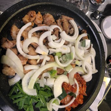 Sebze ve baharatlı kızarmış domuz eti.