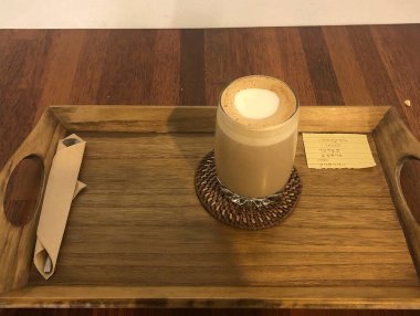 Tahta ve bir fincan kahve.