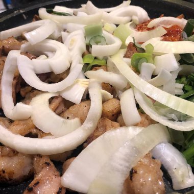 Sebze ve soslu kızarmış tavuk.