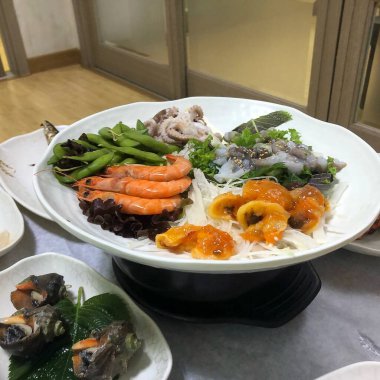 Lezzetli Asya yemeklerinin yakın görüntüsü