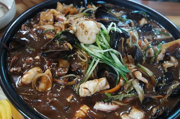 Sebzeli ve baharatlı kızarmış tavuk.