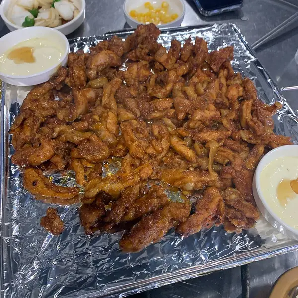 Soslu kızarmış tavuk kanadı.