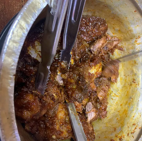 Sarımsaklı ve baharatlı kızarmış domuz eti.