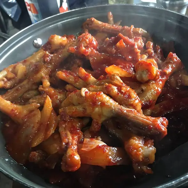 Sebzeli ve baharatlı kızarmış tavuk.