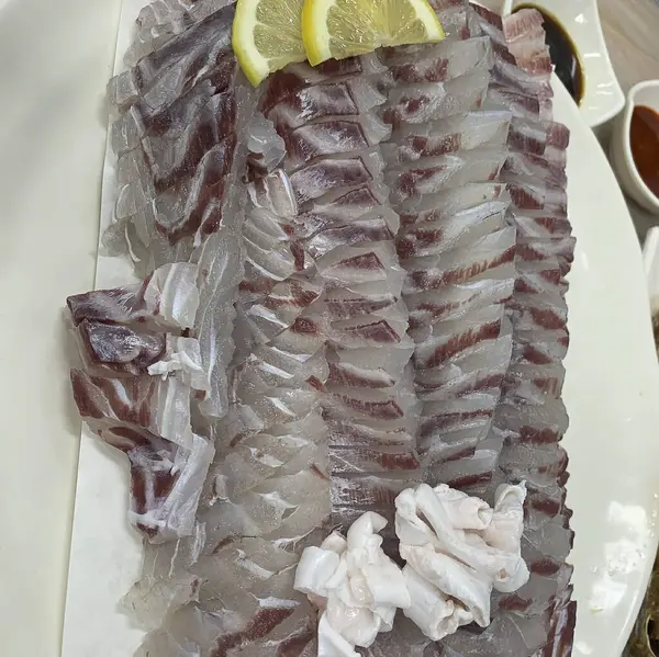 Limon ve tuzlu çiğ somon pişirmeye hazır.