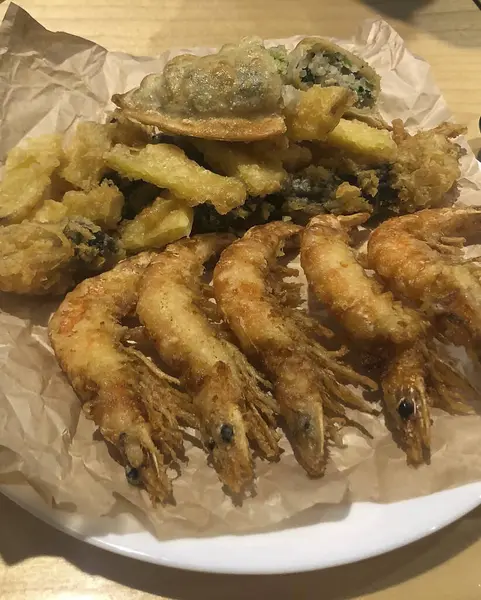 Sarımsaklı ve otlu kızarmış karides.