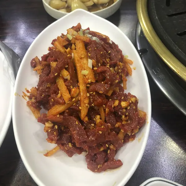 Kore baharatlı biftek güveci.