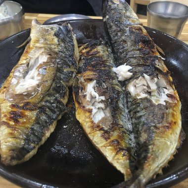 Markette ızgara balık.