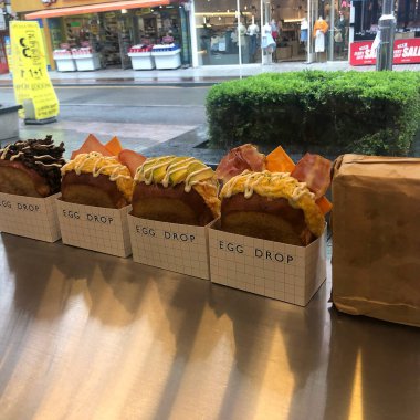 Fırın ürünleri ve pastalar masada.