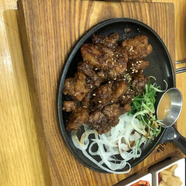 Lezzetli Asya yemeklerinin yakın görüntüsü