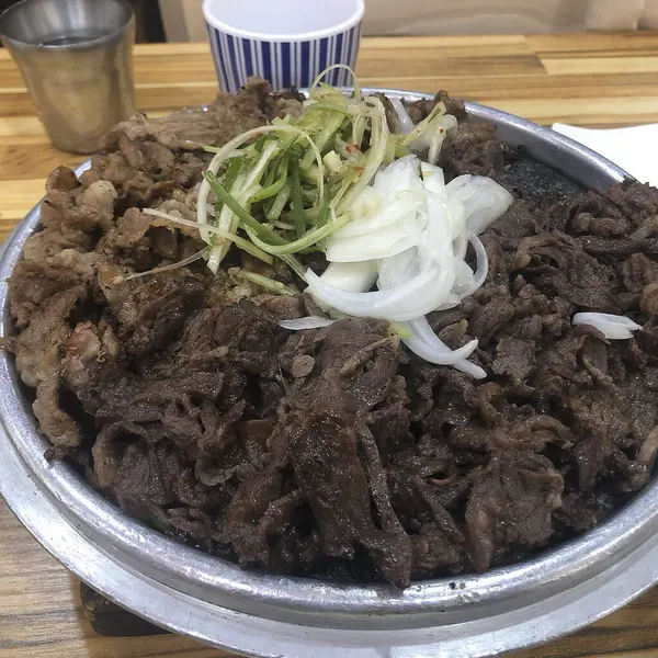 Sebze ve soslu kızarmış tavuk.