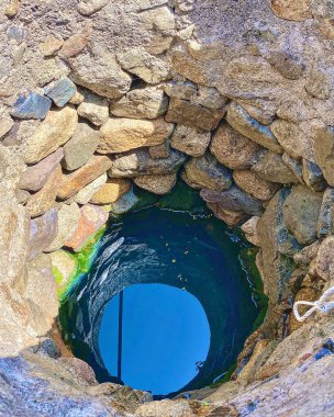 Mavi göldeki delik.