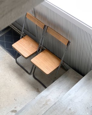 Şehirdeki ahşap bank.