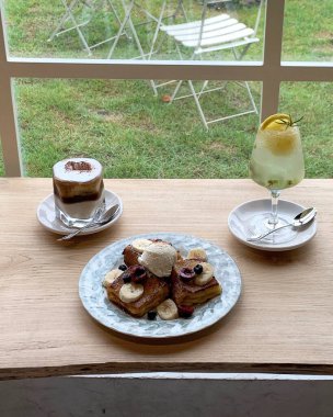 Tahta masada kahve ile nefis bir kahvaltı.