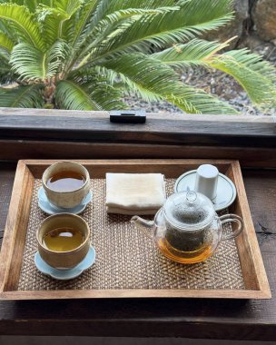 Masada bir fincan çay ve çaydanlık var.