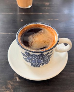 Bir fincan espresso, şekerli kahve.