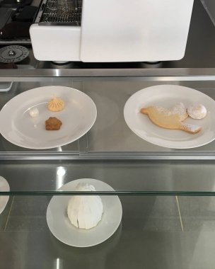 Beyaz bir masa üzerinde çeşitli pasta türleri