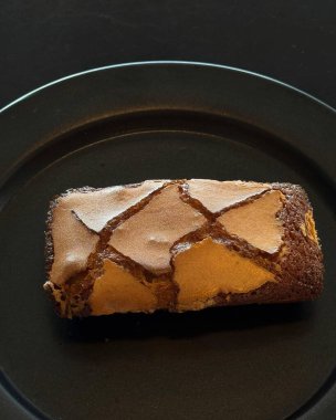 Bir dilim çikolatalı kek ve siyah tabakta tarçın. yüksek kaliteli fotoğraf