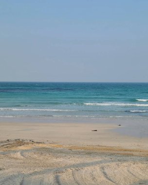 Büyük bir deniz dalgası ile güzel bir sahil