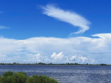 Mavi Gökyüzü bulutlu Nehri