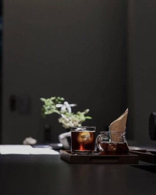 Laptop ve telefonlu kahve molası.