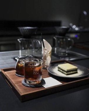 Bir fincan çay ve masada bir bardak kahve.