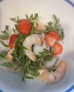 Lokantada yemek var.