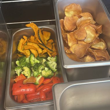 Yemek ve cips dikey çekim