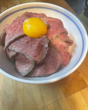 Tahta bir masada yumurta ve sebzeli kızarmış domuz eti.