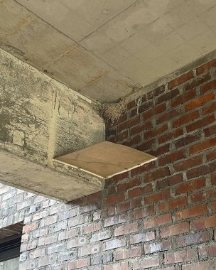 Geniş pencereli bir duvar