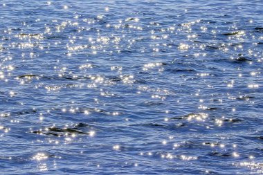 Su yüzeyi, dalgalanan dalgalar