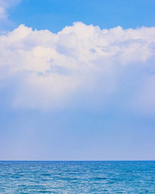 deniz ve bulutlu gökyüzü arkaplanı