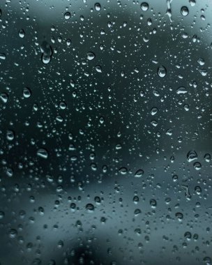 Pencere camında yağmur damlaları