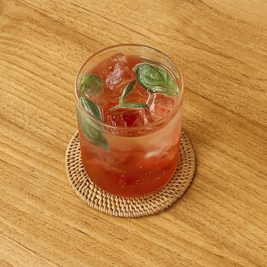 Bir bardak nane ve limonlu kokteyl. yüksek kaliteli fotoğraf