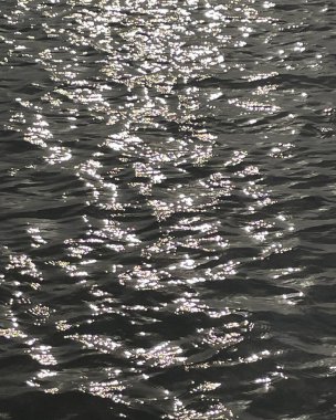 Dalgalı ve güneşli deniz suyu