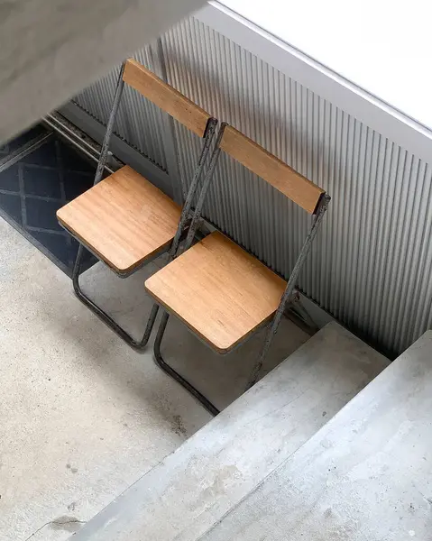 Şehirdeki ahşap bank.