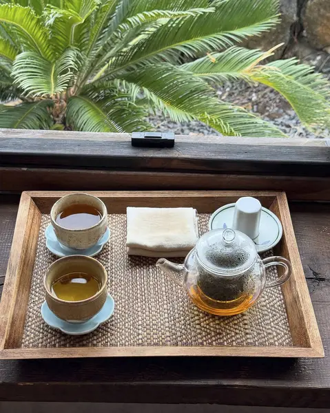 Masada bir fincan çay ve çaydanlık var.