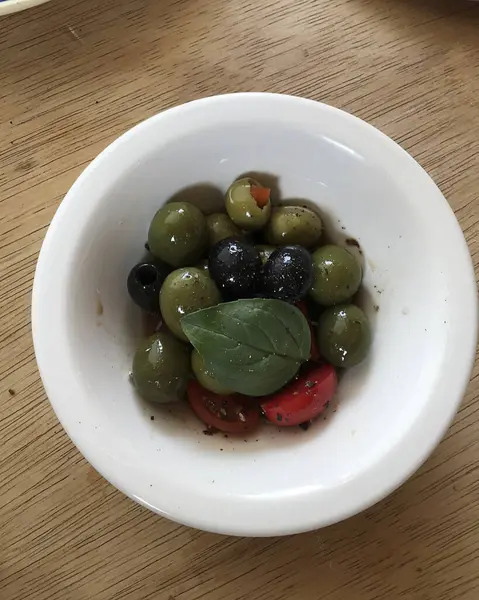 Taze yeşil zeytinler domates, zeytin, yeşil zeytin, zeytin yağı