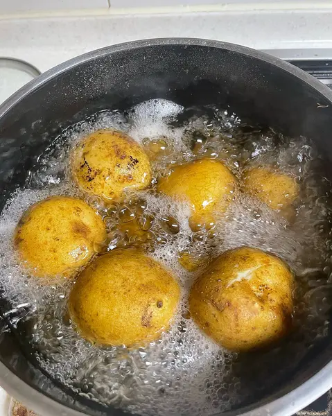 Kızartma tavasında patates pişirmek.