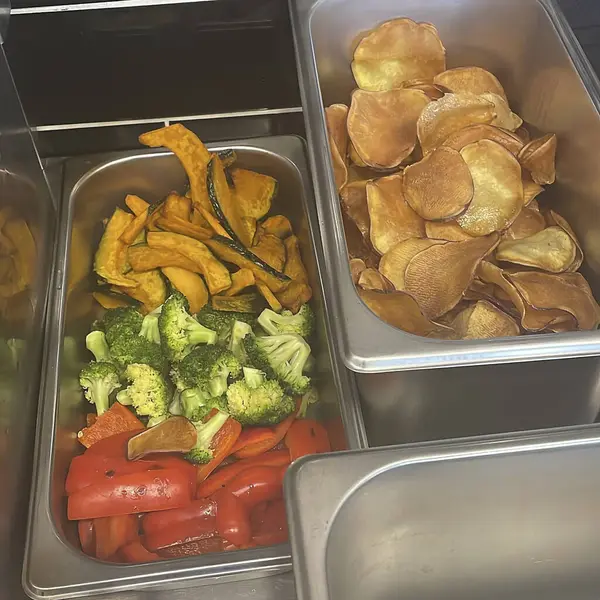 Yemek ve cips dikey çekim