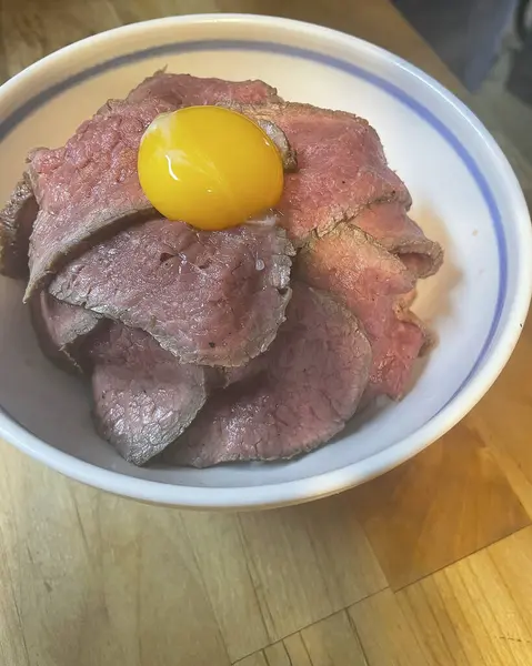 Tahta bir masada yumurta ve sebzeli kızarmış domuz eti.