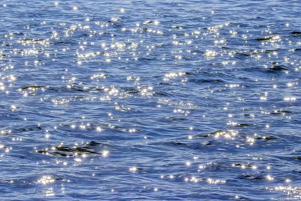 Su yüzeyi, dalgalanan dalgalar