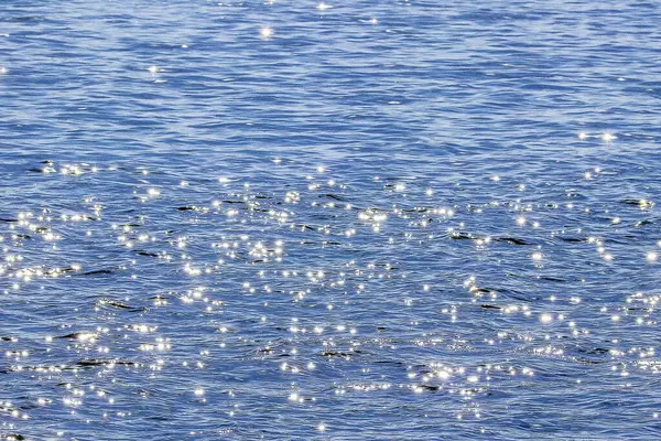 Su sıçraması denizin içinde