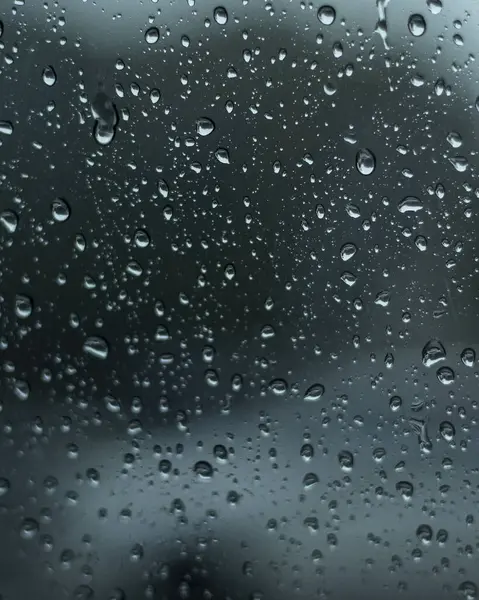 Pencere camında yağmur damlaları