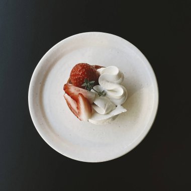 Krem şantili çilekli pasta.